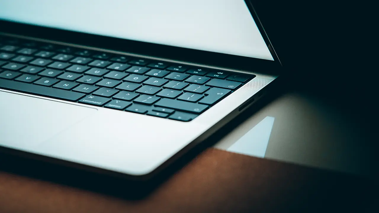 Miért veszélyes a „fejlesztőmentes” weboldal karbantartás?